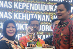 Komisi Informasi Beri Penghargaan Badan Publik Kategori Informatif Kepada BPSDM Provinsi Kalimantan Tengah