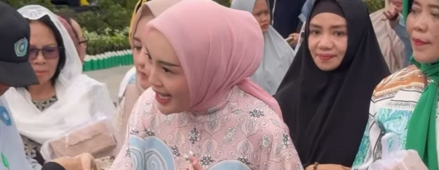 Kepala BPSDM Prov. Kalteng Turut Mendampingi Aisyah Thisia Agustiar Sabran dalam Aksi Berbagi 1.000 Takjil di Rumah Jabatan Gubernur Kalimantan Tengah