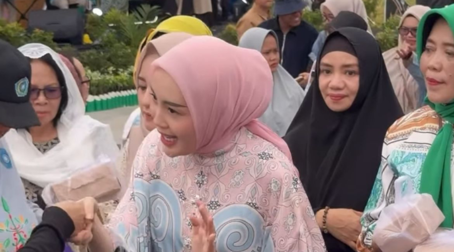 Kepala BPSDM Prov. Kalteng Turut Mendampingi Aisyah Thisia Agustiar Sabran dalam Aksi Berbagi 1.000 Takjil di Rumah Jabatan Gubernur Kalimantan Tengah